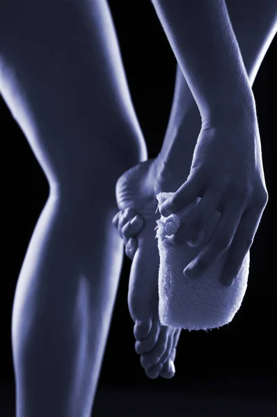 スポンジで足を洗う手のペア — ストック写真