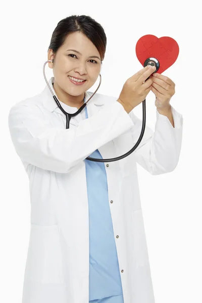 Ιατρικό Προσωπικό Που Τοποθετεί Στηθοσκόπιο Κόκκινη Καρδιά — Φωτογραφία Αρχείου