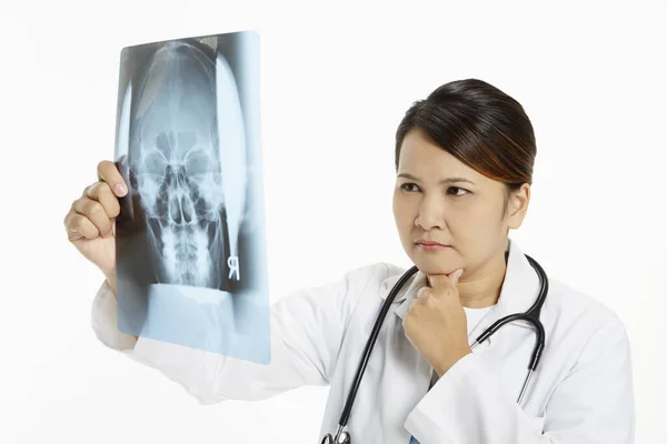 Медицинский Персонал Осматривающий Рентгеновскую Пленку — стоковое фото