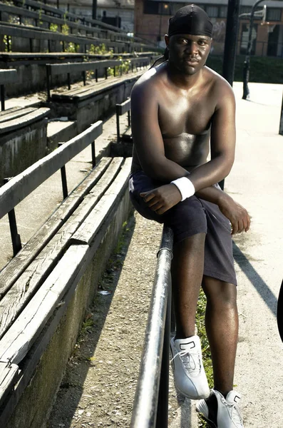 Hombre Sin Camisa Sentado Una Barandilla Guardia — Foto de Stock
