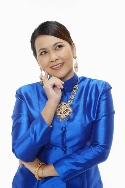 Mujer Con Ropa Tradicional Sonriendo Mientras Contempla — Foto de Stock