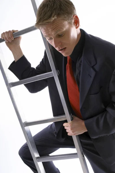 Zakenman Ziet Bang Uit Ladder — Stockfoto