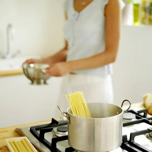 Mujer Cocinando Espaguetis Casa —  Fotos de Stock