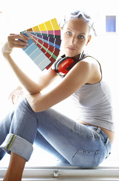 Side Shot Woman Headphone Goggles Holding Colour Cards — Stock Photo, Image