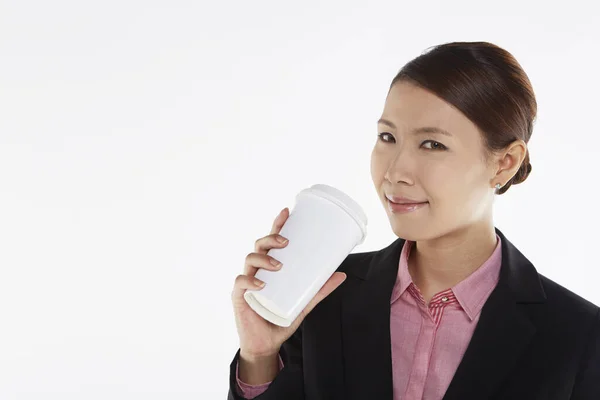 Mujer Negocios Sonriendo Sosteniendo Una Taza Desechable — Foto de Stock