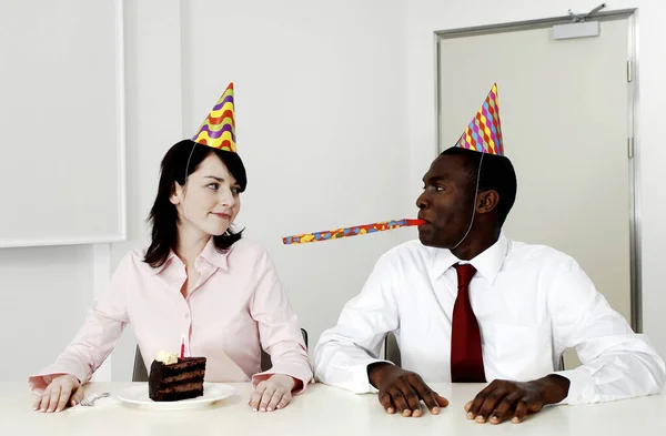 Üzletasszony Születésnapját Ünnepli Egy Kollégájával — Stock Fotó