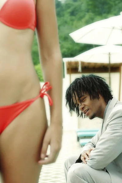 Ein Afroamerikanischer Mann Sitzt Strand Und Schaut Sich Eine Sexy — Stockfoto