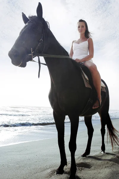 Een Dame Paardrijden Het Strand — Stockfoto
