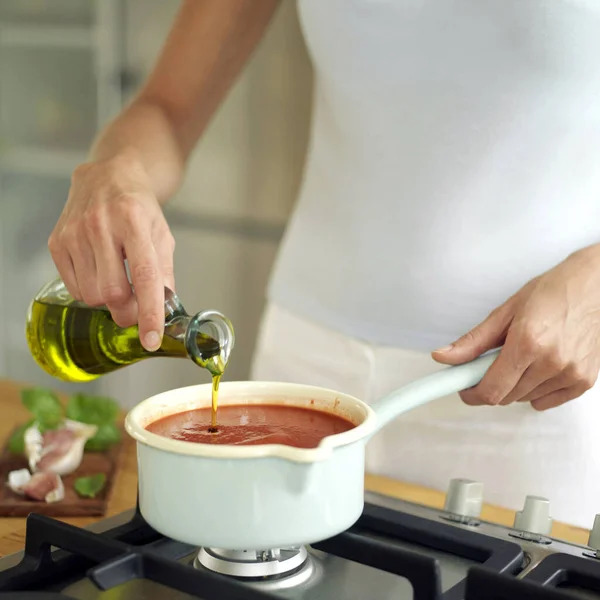 Primer Plano Mujer Preparación Salsa Pasta —  Fotos de Stock