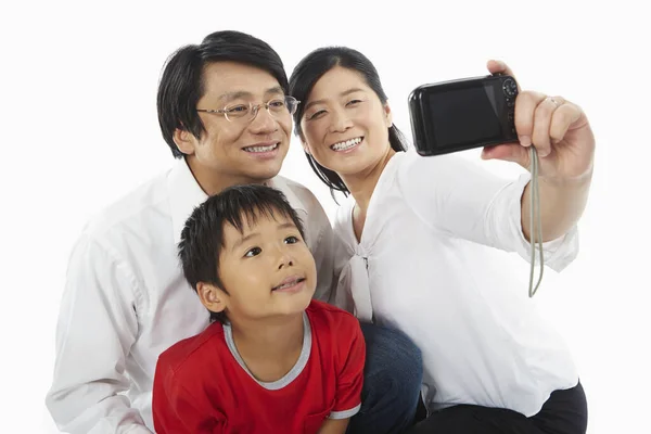 Familj Med Ett Foto Tillsammans — Stockfoto