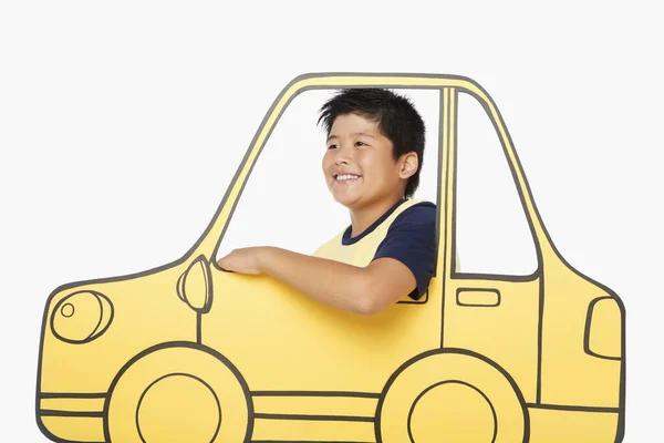 Junge Blickt Lächelnd Aus Einem Autofenster Aus Pappe — Stockfoto