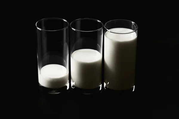 Trois Verres Lait Avec Une Quantité Différente — Photo