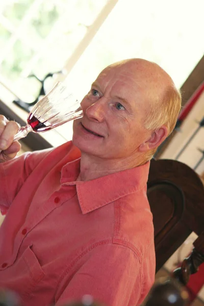 Anciano Bebiendo Una Copa Vino Tinto —  Fotos de Stock