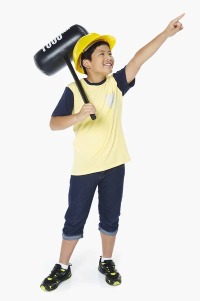 Niño Sosteniendo Martillo Juguete Apuntando Izquierda — Foto de Stock