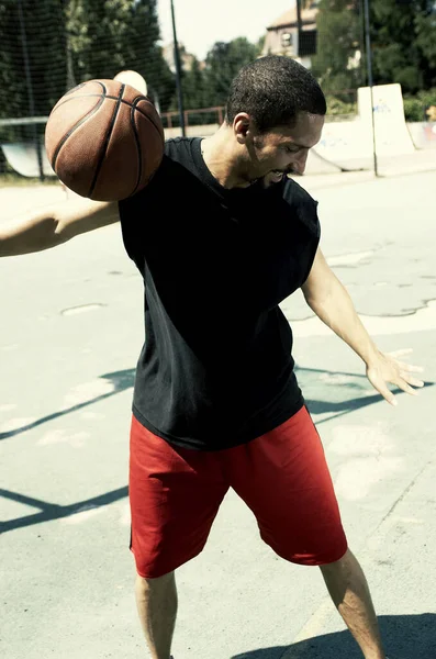 Jugador Baloncesto Rodando Balón Mano Izquierda Derecha — Foto de Stock