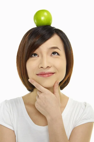 Χαρούμενη Γυναίκα Ένα Μήλο Στο Κεφάλι — Φωτογραφία Αρχείου