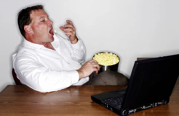 Zakenman Het Eten Van Popcorn Tijdens Het Werken Zijn Laptop — Stockfoto