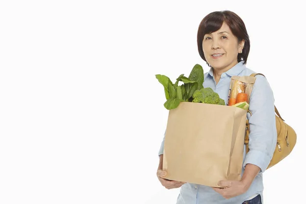 Mujer Llevando Una Bolsa Comestibles — Foto de Stock