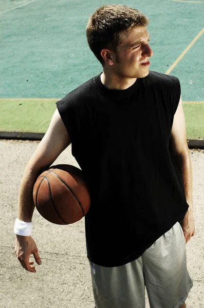 Hombre Sosteniendo Una Pelota Baloncesto Entre Mano Cadera — Foto de Stock