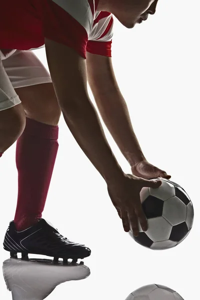 サッカーボールを持っているサッカー選手 — ストック写真