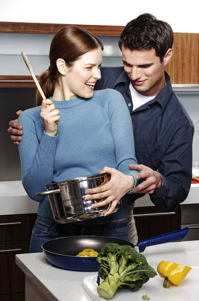 Pareja Joven Cocinando Cocina —  Fotos de Stock