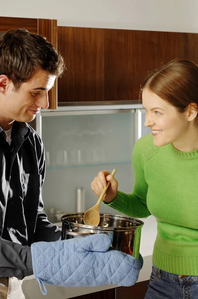 Pareja Cocinando Cocina —  Fotos de Stock