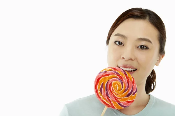快乐的女人 一个五颜六色的棒棒糖 — 图库照片