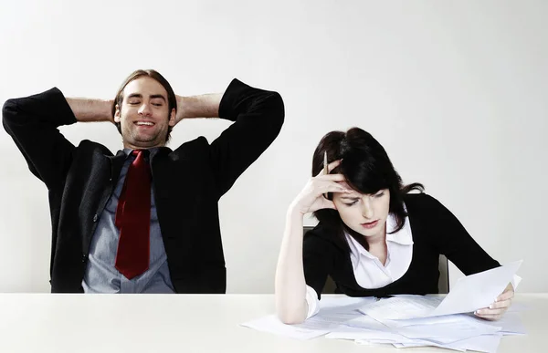 Businessman Relaxing While His Colleague Busy Her Work — Fotografia de Stock