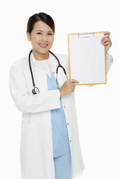 医护人员笑着举起空白的剪贴板 — 图库照片