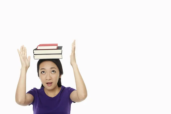 Vrouw Balanceert Een Stapel Boeken Haar Hoofd — Stockfoto