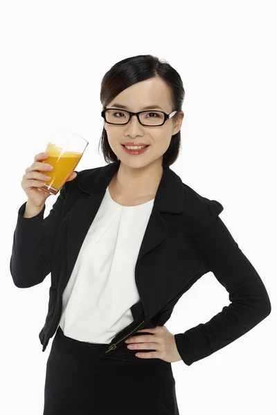Fröhliche Geschäftsfrau Hält Ein Glas Orangensaft Der Hand — Stockfoto