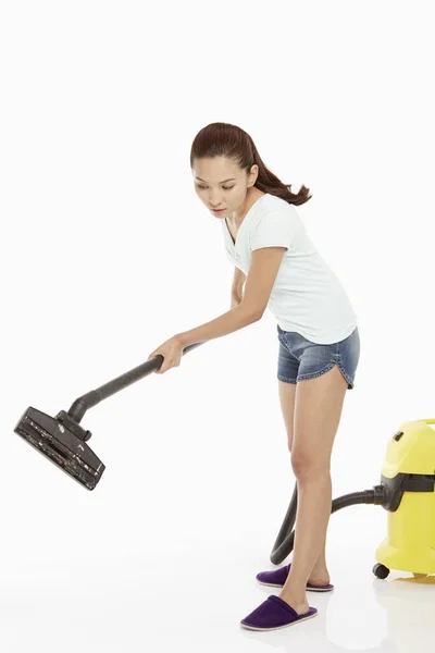 妇女清洁和吸尘地板 — 图库照片
