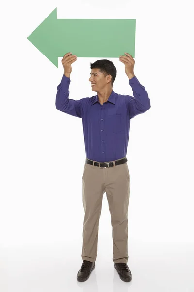 Empresario Sosteniendo Una Flecha Verde Apuntando Derecha — Foto de Stock