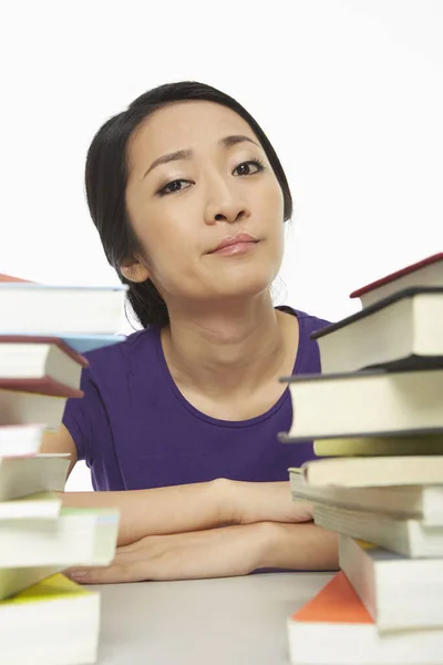 Frau Von Büchern Umgeben Die Gelangweilt Wirkt — Stockfoto