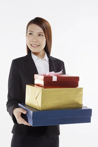 Geschäftsfrau Mit Einem Stapel Geschenkboxen — Stockfoto