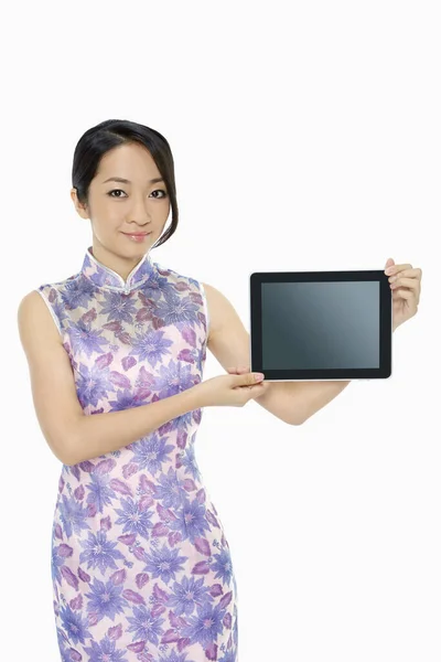 Vrolijke Vrouw Houdt Een Digitale Tablet — Stockfoto