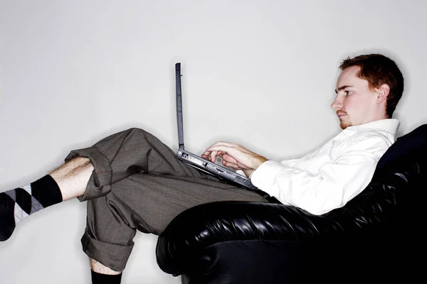 Pengusaha Yang Duduk Sofa Menggunakan Laptop — Stok Foto