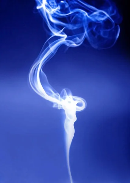 Fumo Branco Com Fundo Azul — Fotografia de Stock