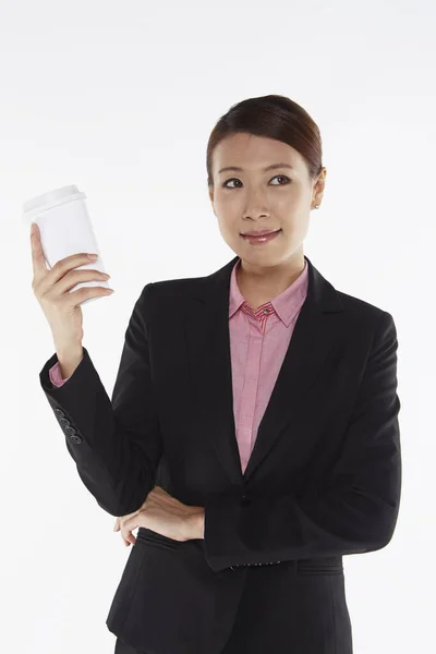 Mujer Negocios Sonriendo Sosteniendo Una Taza Desechable — Foto de Stock