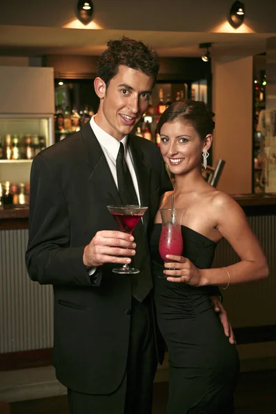 Couple Posant Avec Leurs Boissons Bar — Photo