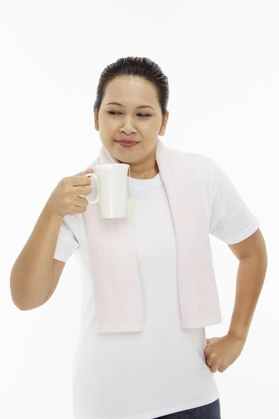 Gelukkige Vrouw Die Iets Drinkt — Stockfoto