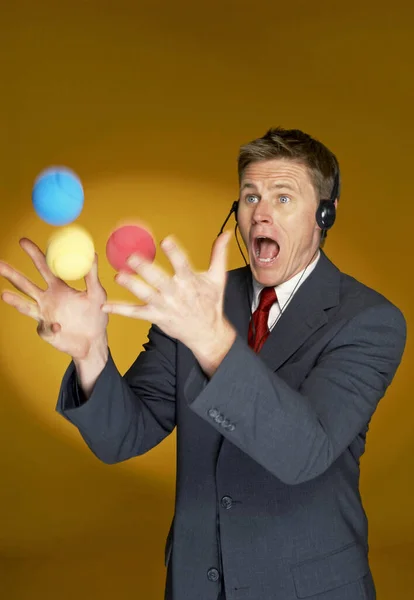 Hombre Tratando Hacer Malabares Con Tres Bolas — Foto de Stock