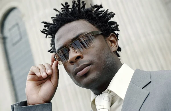 Uomo Afroamericano Giacca Cravatta Che Aggiusta Gli Occhiali Sole — Foto Stock