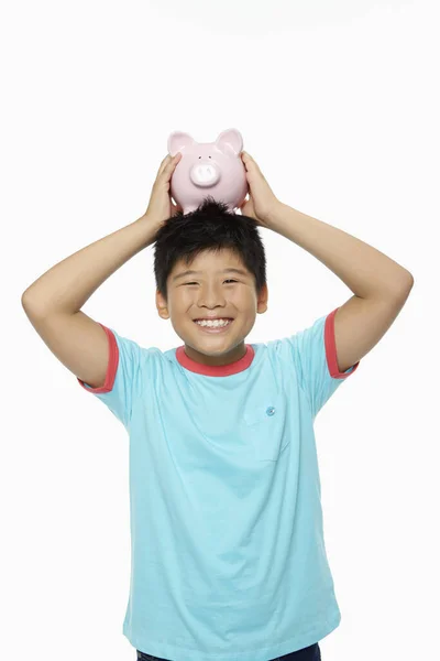 Glücklicher Junge Mit Sparschwein — Stockfoto