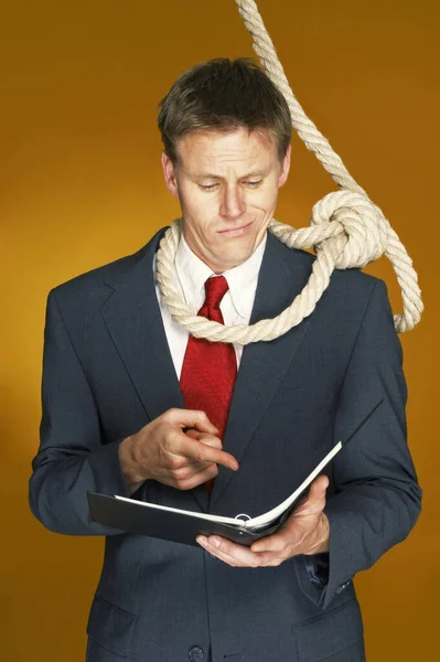 Empresário Lendo Documento Com Uma Corda Pendurada Torno Seu Pescoço — Fotografia de Stock