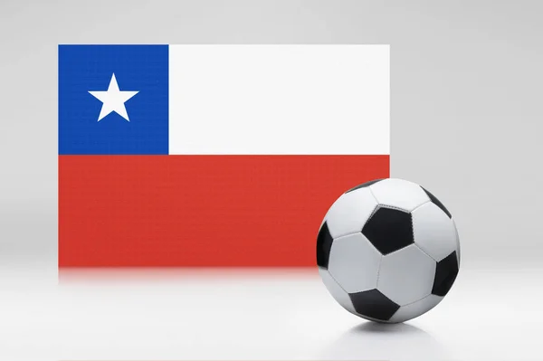 サッカーボールとチリの旗 — ストック写真