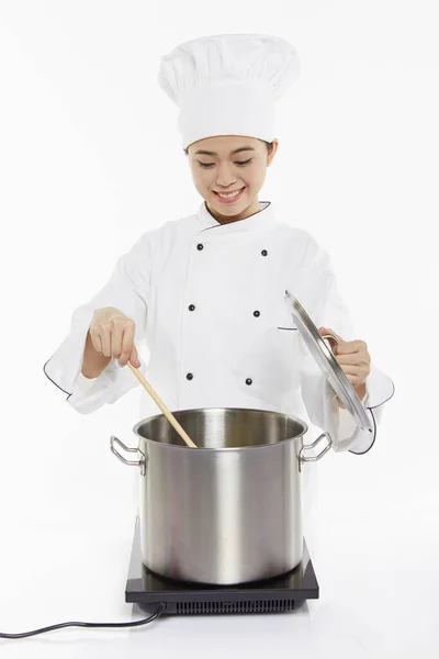 Kvinnlig Kock Matlagning Och Omrörning — Stockfoto