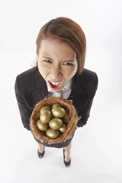 Empresária Carregando Ninho Cheio Ovos Ouro — Fotografia de Stock