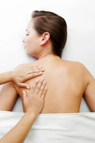 Uma Mão Massajar Costas Uma Senhora — Fotografia de Stock