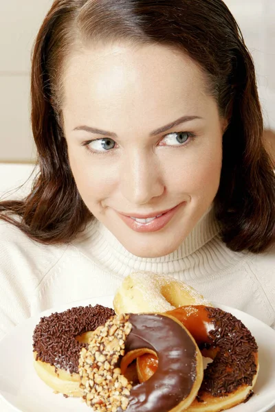Frau Hält Einen Teller Mit Donuts — Stockfoto